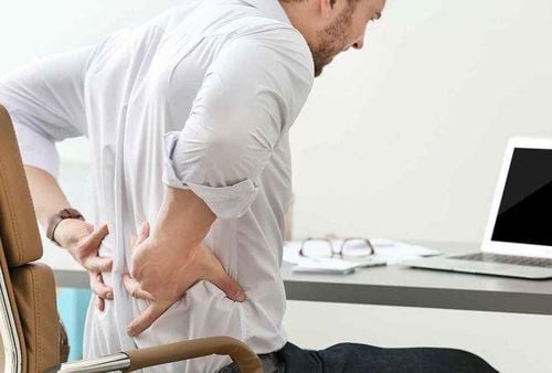 Đau ở lưng là dấu hiệu phổ biến của ung thư tiền liệt tuyến