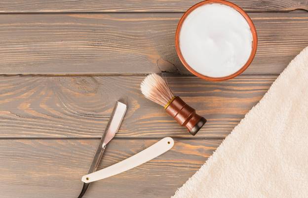 Tẩy lông vùng kín bằng dao cạo đơn giản, được nhiều người áp dụng