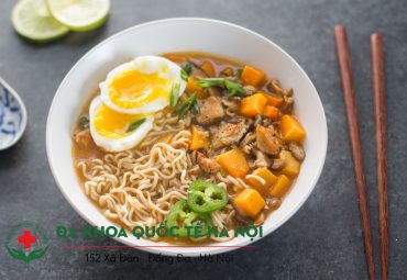 1-bat-mi-tom-2-trung-bao-nhieu-calo