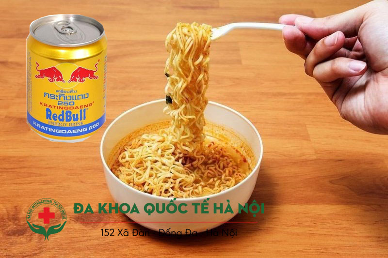 Ăn mì tôm uống bò húc có sao không? 1 Ăn mì tôm uống bò húc có sao không?