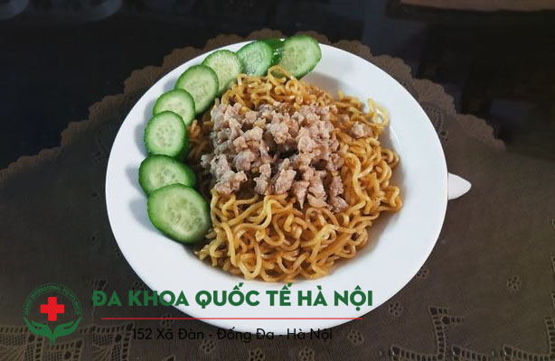 Ăn mì tôm với dưa leo có sao không?