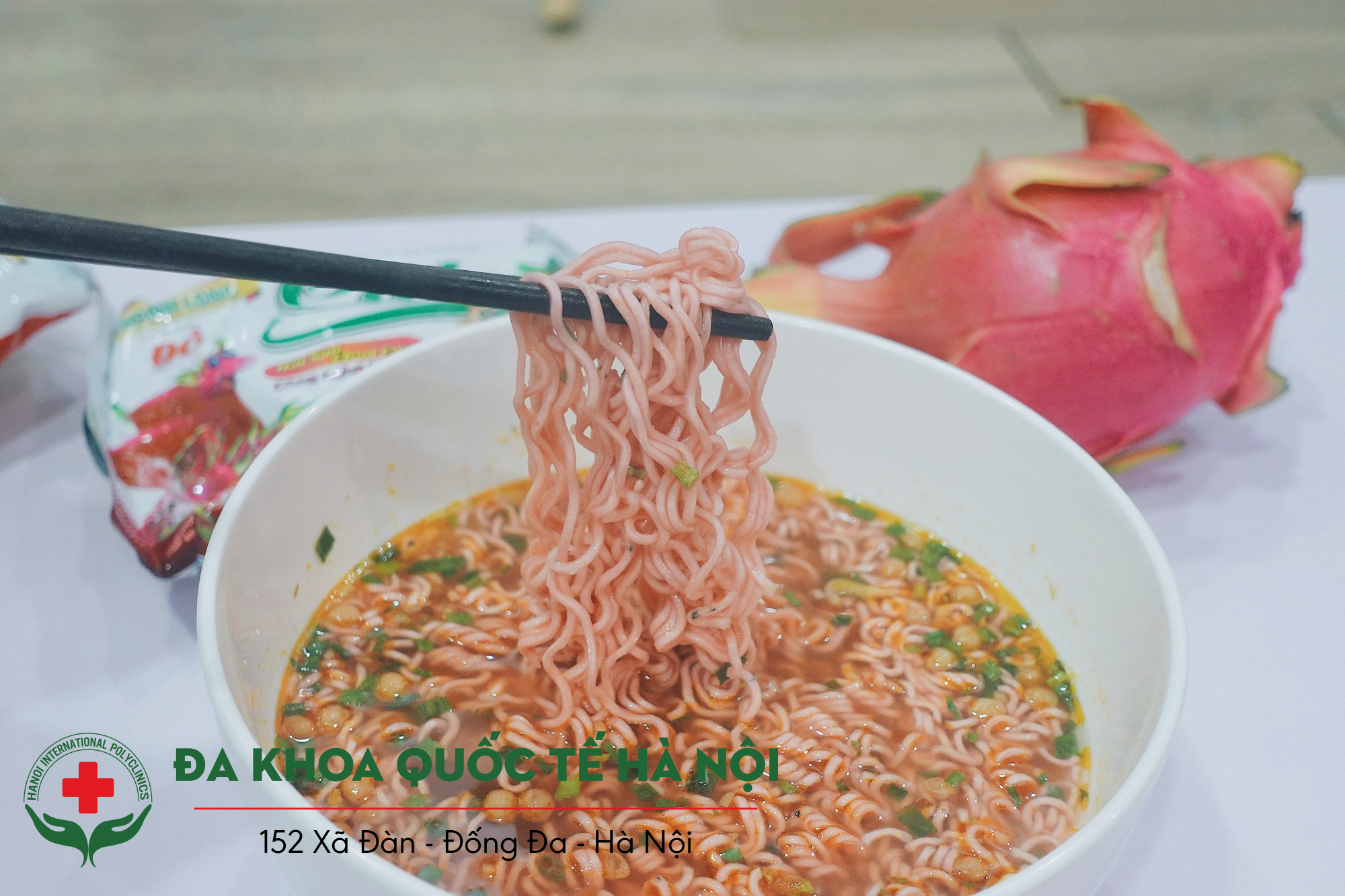 Ăn mì tôm với thanh long có sao không?